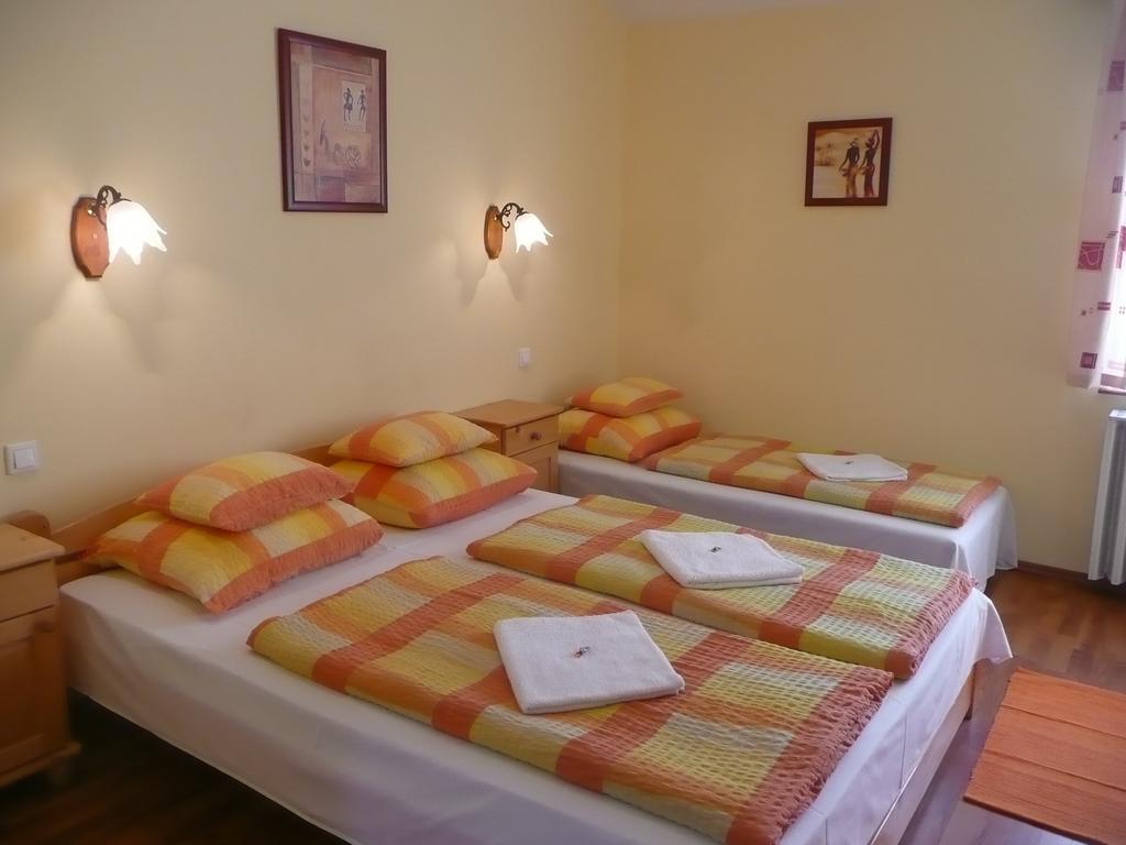 Kincses Vendeghaz Hotel Debrecen Room photo