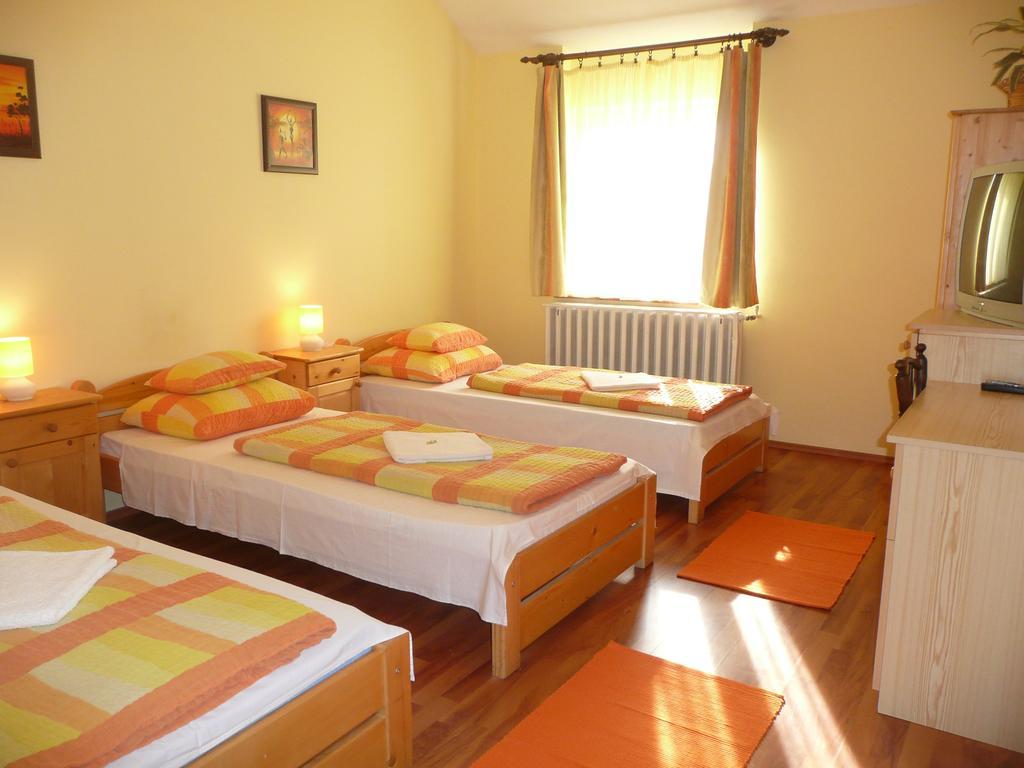 Kincses Vendeghaz Hotel Debrecen Room photo