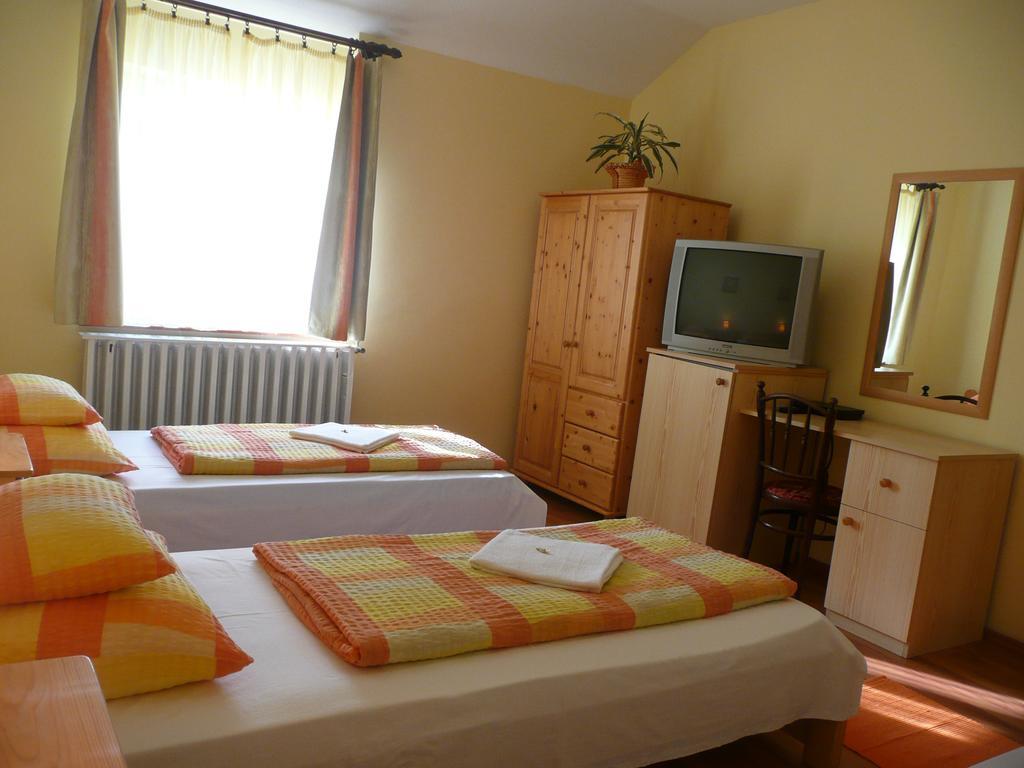 Kincses Vendeghaz Hotel Debrecen Room photo