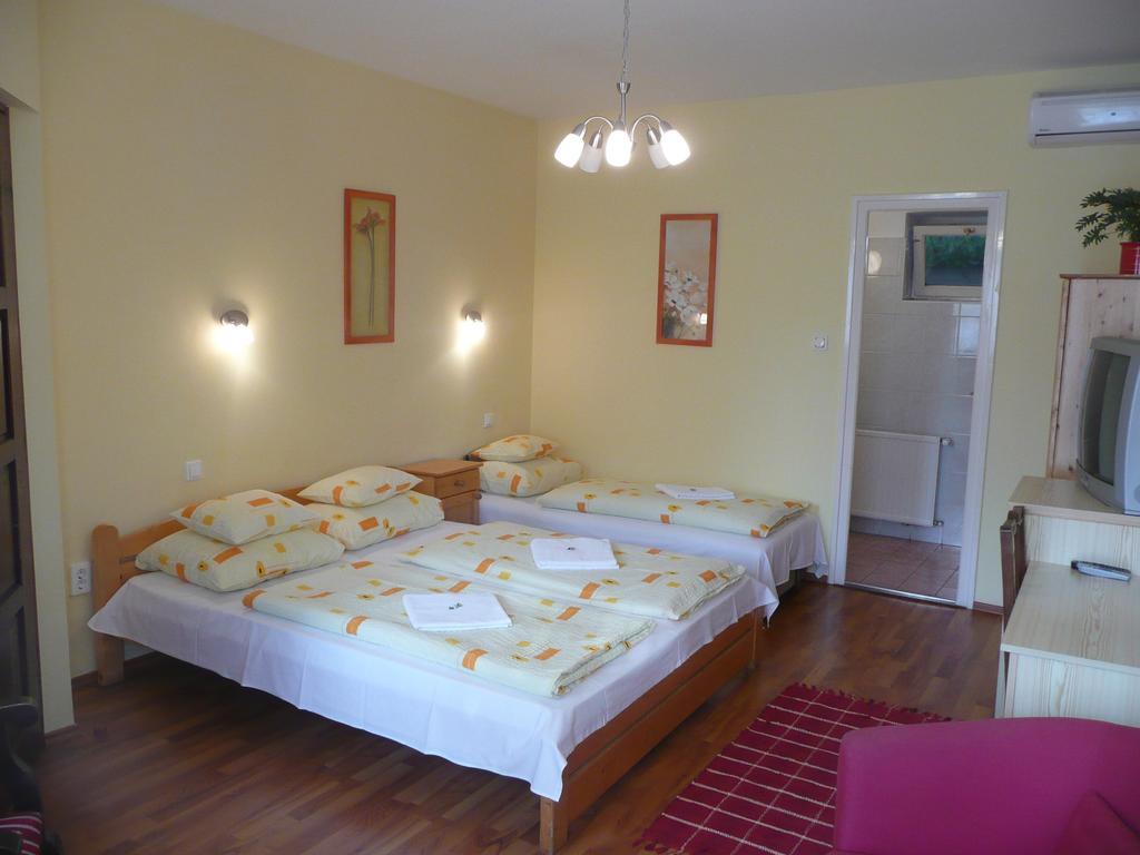 Kincses Vendeghaz Hotel Debrecen Room photo