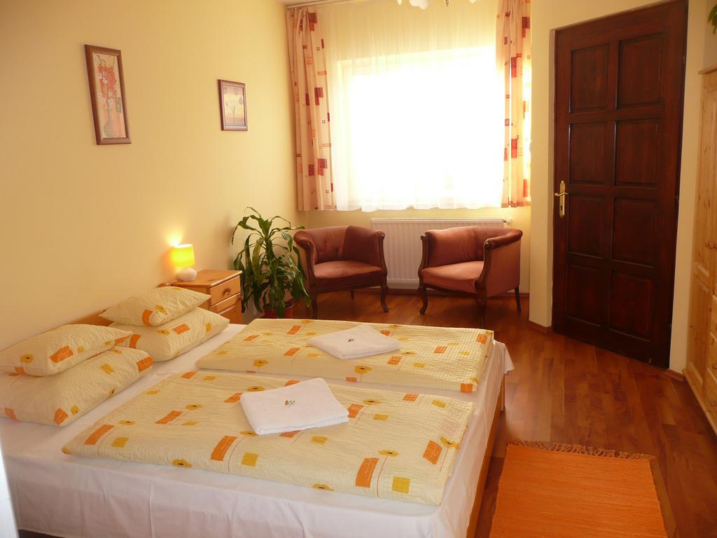 Kincses Vendeghaz Hotel Debrecen Room photo