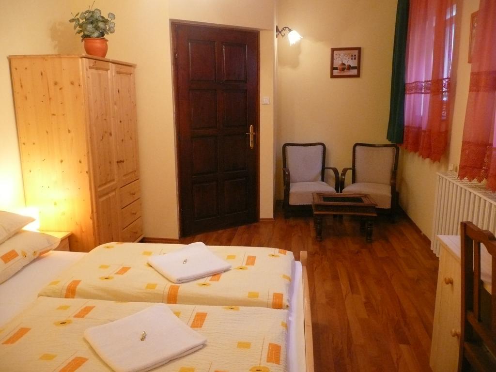 Kincses Vendeghaz Hotel Debrecen Room photo