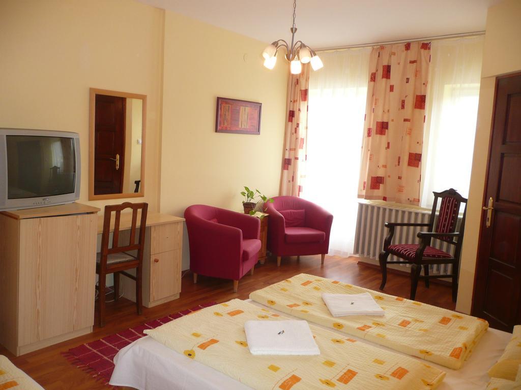 Kincses Vendeghaz Hotel Debrecen Room photo