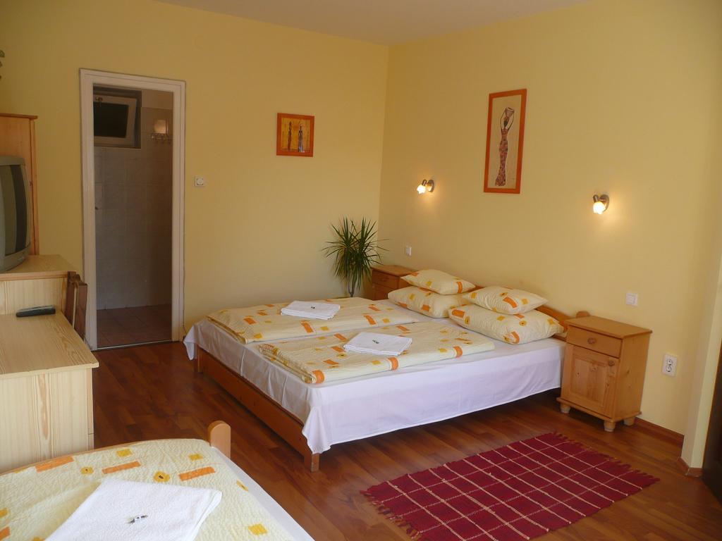 Kincses Vendeghaz Hotel Debrecen Room photo